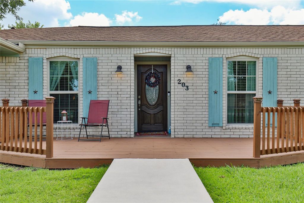 Photo of 203 Tamarind Street, Lake Jackson, TX 77566 (MLS # 89246227)