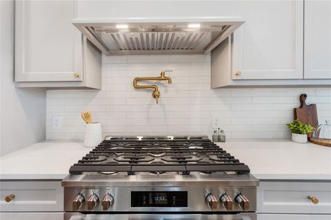 Photo of 1318 E 32nd 1/2 Street, Houston, TX 77022 (MLS # 71382883)