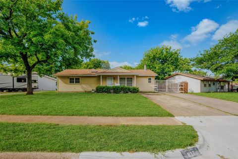 Photo of 827 Bell Drive, Euless, TX 76039 (MLS # 33199596)