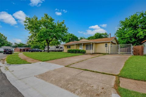 Tiny photo for 827 Bell Drive, Euless, TX 76039 (MLS # 33199596)