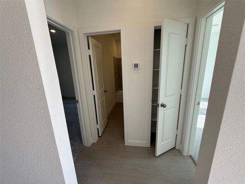 4289056100
