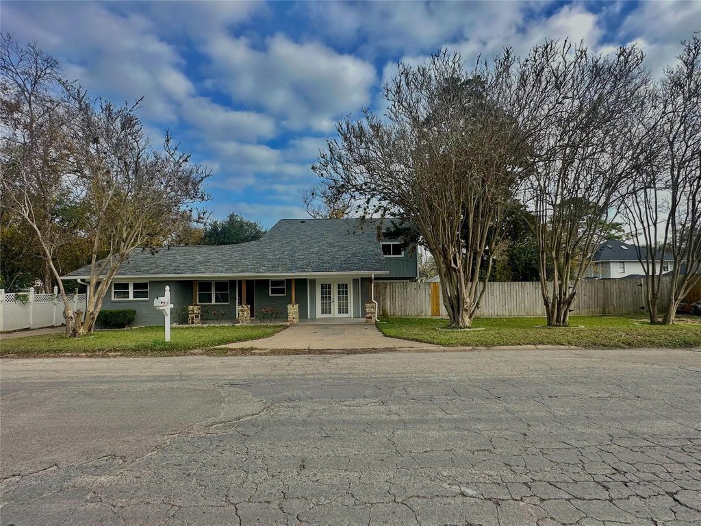 Photo of 241 S Masonic St St, Bellville, TX 77418 (MLS # 36096136)