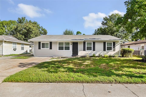 Photo of 7111 Oak Village Drive, Houston, TX 77396 (MLS # 26544617)