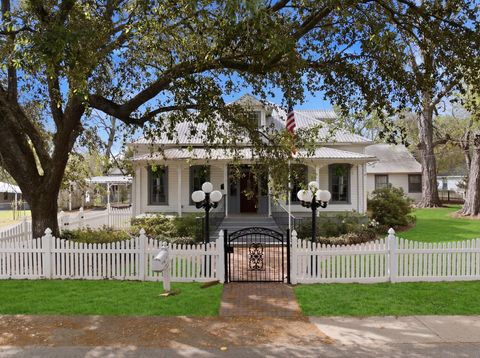 Homes For Sale - 705 College Street<br/> Montgomery County, Montgomery, TX 77356