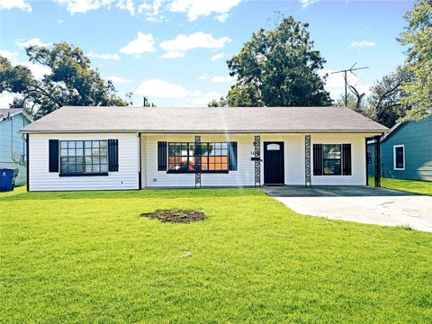 Photo of 1417 5th Avenue N, Texas City, TX 77590 (MLS # 39980932)