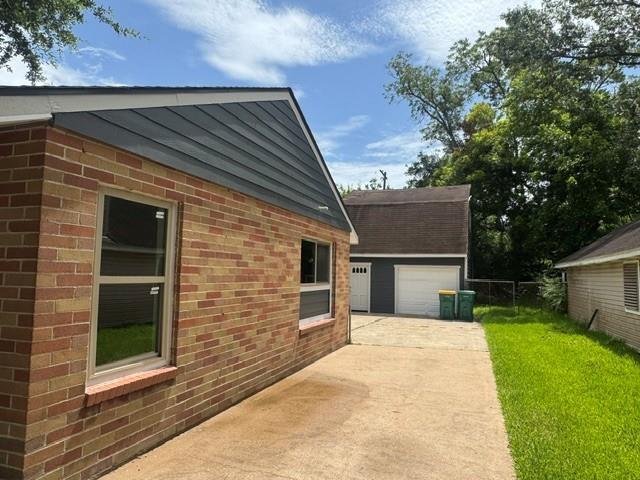 1607 W Houston Drive