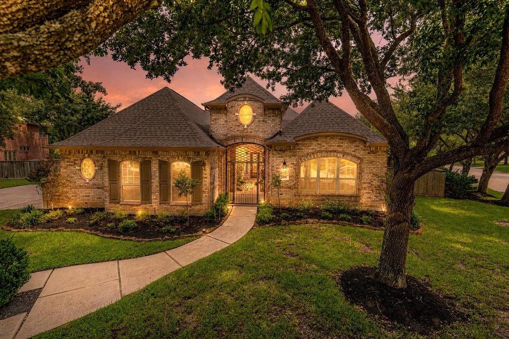 Photo of 1302 Majestic Pines Court, Houston, TX 77345 (MLS # 40149290)
