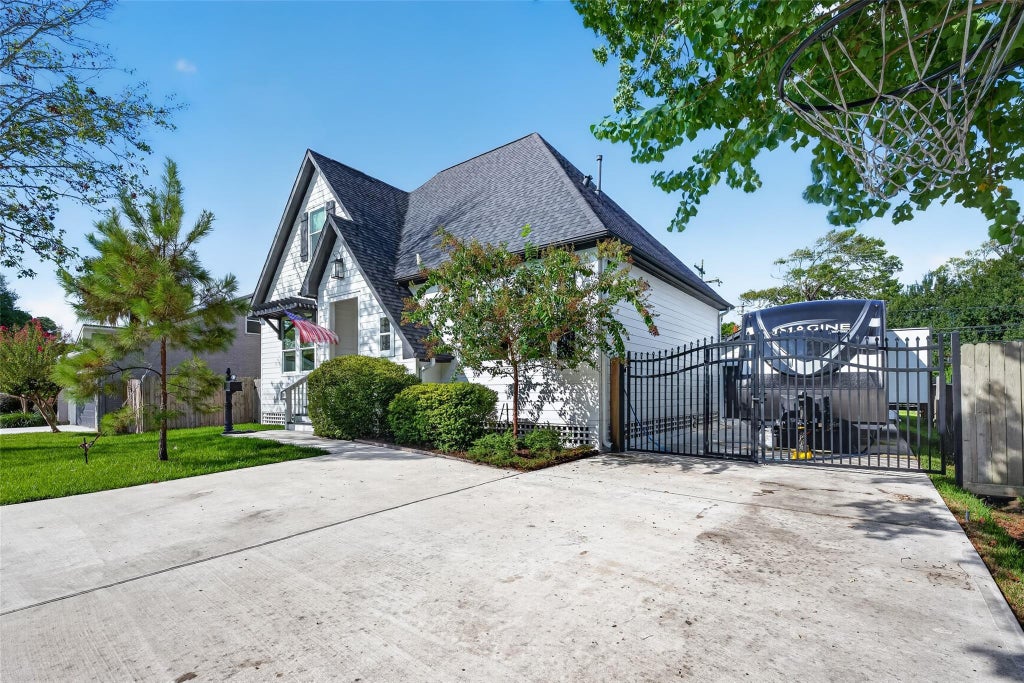 Photo of 107 Shirleen Drive, Pasadena, TX 77586 (MLS # 96662815)