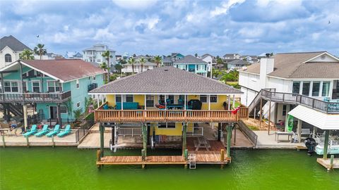 Photo of 1319 Maui Drive, Tiki Island, TX 77554 (MLS # 67480072)