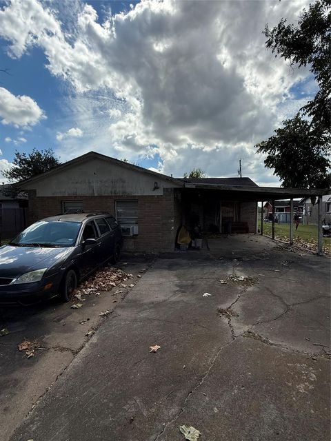 Photo of 220 Austin Street St, Angleton, TX 77515 (MLS # 71929153)