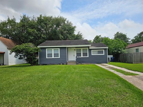 Photo of 805 17th Avenue N, Texas City, TX 77590 (MLS # 86642668)