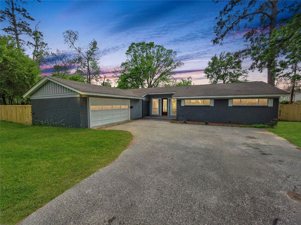 Photo of 910 Royal Oak Drive, Dickinson, TX 77539 (MLS # 29982436)