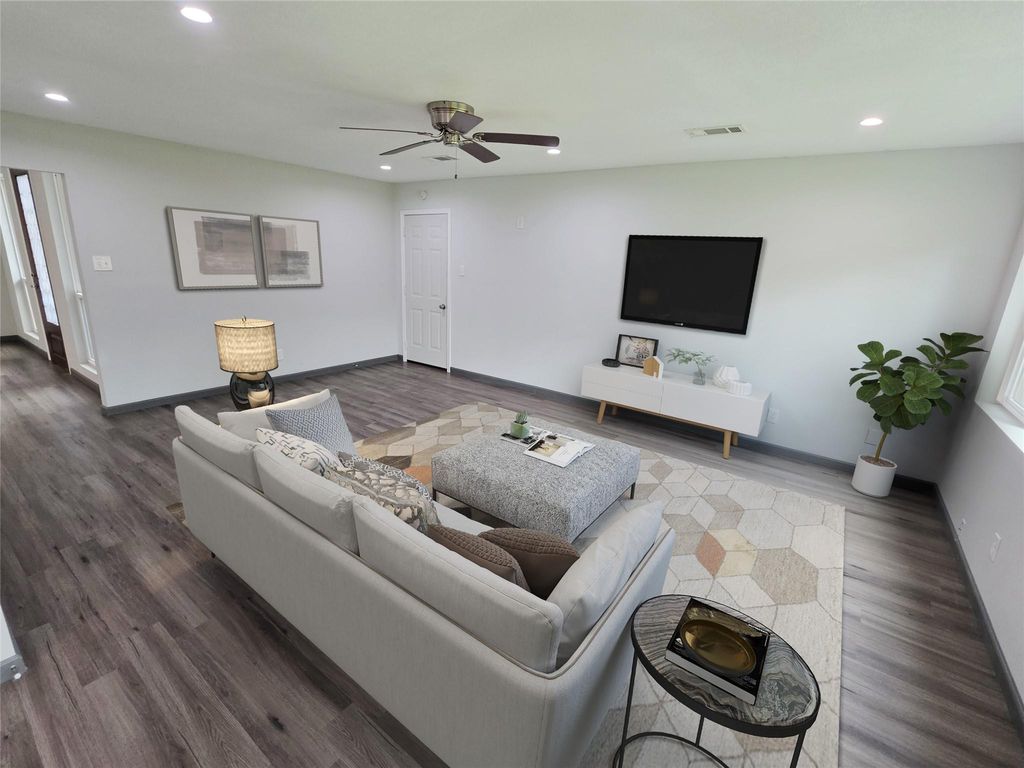 Photo of 910 Royal Oak Drive, Dickinson, TX 77539 (MLS # 29982436)