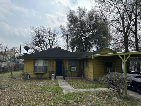 Photo of 5602 Southlea Street, Houston, TX 77033 (MLS # 98019955)