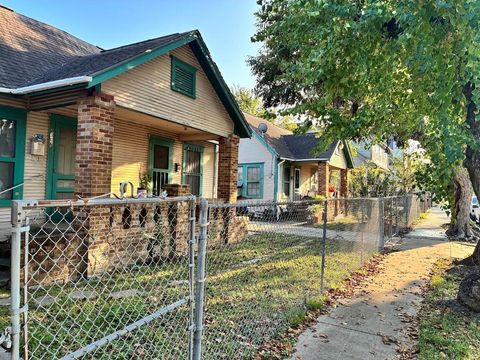 Photo of 305 Eastwood Street, Houston, TX 77011 (MLS # 52079157)