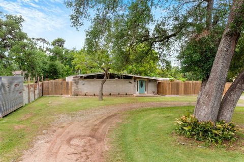 Photo of 454 Southern Oaks Drive, Lake Jackson, TX 77566 (MLS # 84664379)