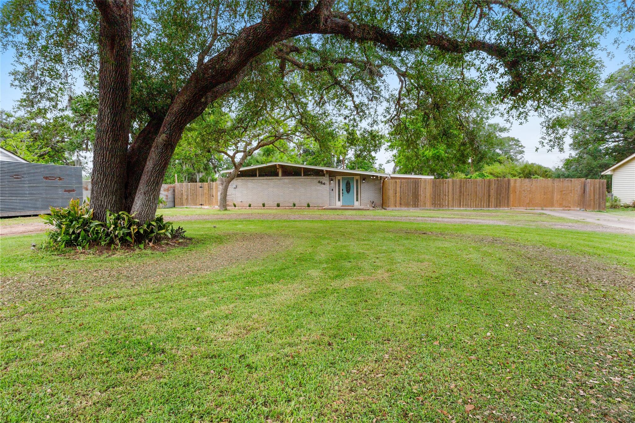 454 Southern Oaks Drive