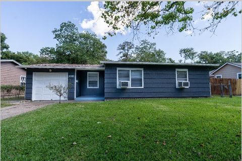 Photo of 1011 Linden St St, La Marque, TX 77568 (MLS # 32242757)