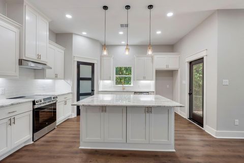 Photo of 312 Morehead Street E, Franklin, TX 77856 (MLS # 31807324)