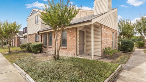 Townhouse For Rent - 7859 Green Lawn Drive #7859<br/> Houston, TX 77088