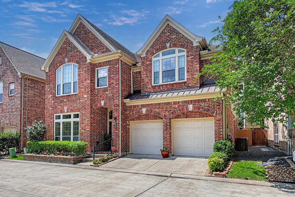Photo of 1015 Vaulted Oak Street, Houston, TX 77008 (MLS # 30558081)