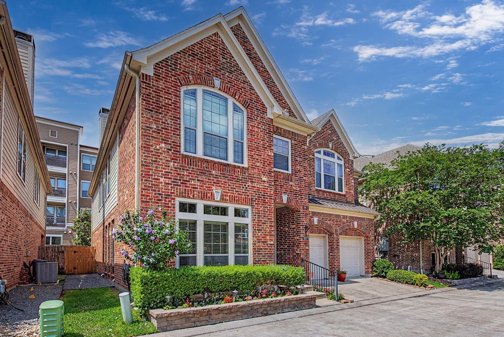 Photo of 1015 Vaulted Oak Street, Houston, TX 77008 (MLS # 30558081)