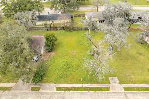 Vacant Land For Sale - 103 Huisache Street<br/> Lake Jackson, TX 77566