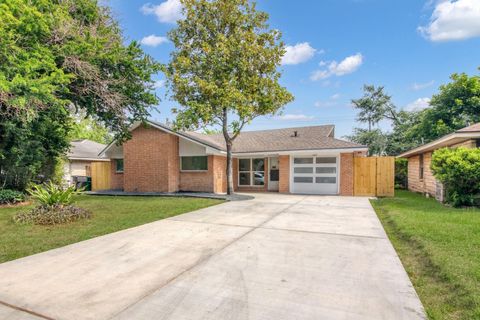 Photo of 1703 Ansbury Drive, Houston, TX 77018 (MLS # 26061914)