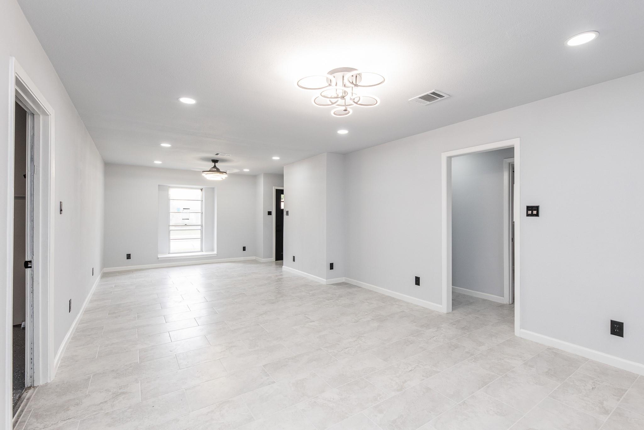 1109 E Columbia Lane