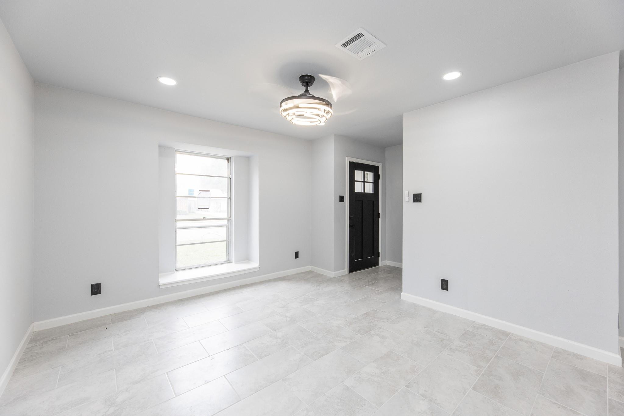 1109 E Columbia Lane