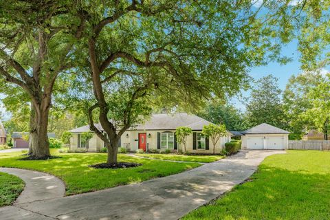Photo of 54 Forest Court, Lake Jackson, TX 77566 (MLS # 40194545)