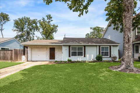 Photo of 1702 Ebony Lane, Houston, TX 77018 (MLS # 92687150)