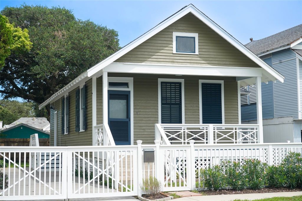 Photo of 2826 Avenue P1/2, Galveston, TX 77550 (MLS # 28039898)