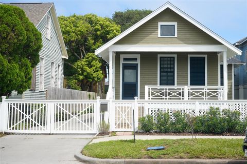 Photo of 2826 Avenue P1/2, Galveston, TX 77550 (MLS # 28039898)