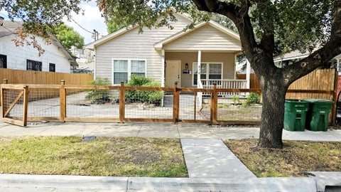 Photo of 410 Estelle St Street, Houston, TX 77003 (MLS # 54430878)