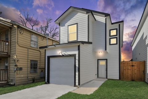 Photo of 4011 Elmwood Street, Houston, TX 77051 (MLS # 68341340)