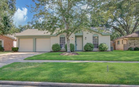 Photo of 15611 La Casa Lane, Houston, TX 77062 (MLS # 75185492)