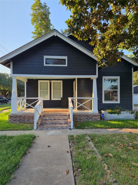 Photo of 402 4th Street, Sealy, TX 77474 (MLS # 80644457)