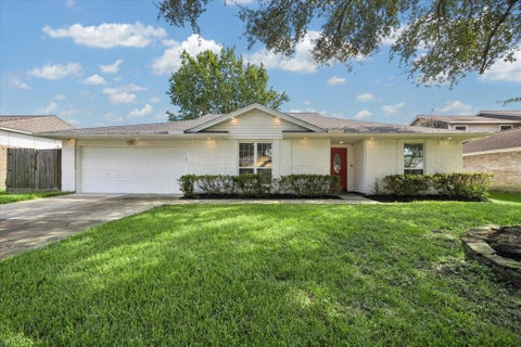 Homes For Sale - 608 Tanglewood Drive<br/> Friendswood, TX 77546