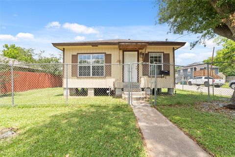 Photo of 122 E Murrill Avenue, Baytown, TX 77520 (MLS # 65623031)