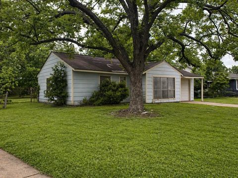 Photo of 5707 Glenhurst Drive, Houston, TX 77033 (MLS # 91575209)