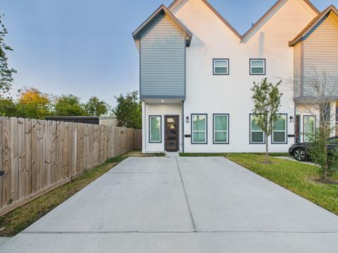 Tiny photo for 4619 Stassen Street #B, Houston, TX 77051 (MLS # 76497989)