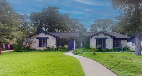 Photo of 811 Devonport Lane, Seabrook, TX 77586 (MLS # 47815356)