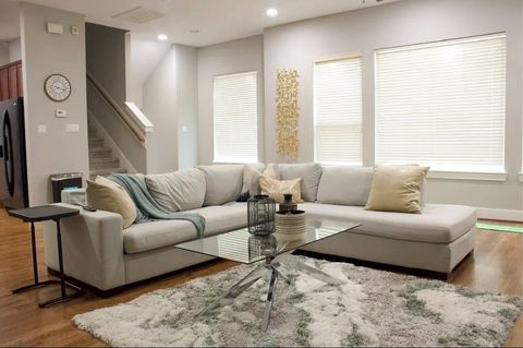 Photo of 926 Lester Street, Houston, TX 77007 (MLS # 35660414)