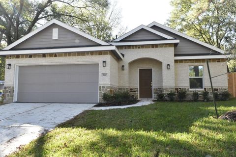 Photo of 900 Old Madisonville Road, Huntsville, TX 77320 (MLS # 81932384)