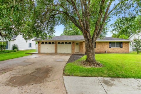 Photo of 416 E Myrtle Street, Angleton, TX 77515 (MLS # 11511408)