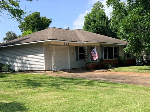 Photo of 305 Wisteria Street, Lake Jackson, TX 77566 (MLS # 90308139)