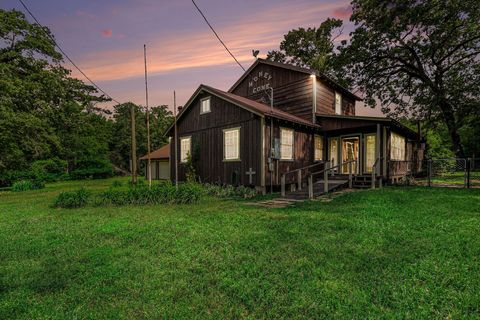 Homes For Sale - 189 Lake Livingston Boulevard<br/> Livingston, TX 77351