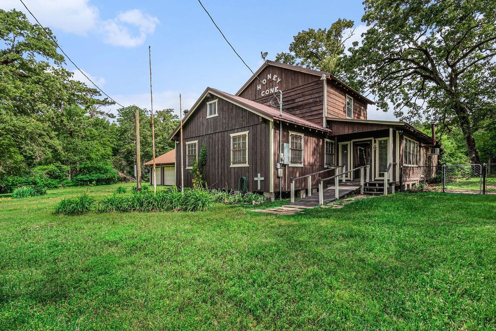 Photo of 189 Lake Livingston Boulevard, Livingston, TX 77351 (MLS # 12050080)