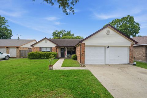 Photo of 411 Forest Hills Drive, League City, TX 77573 (MLS # 33100097)